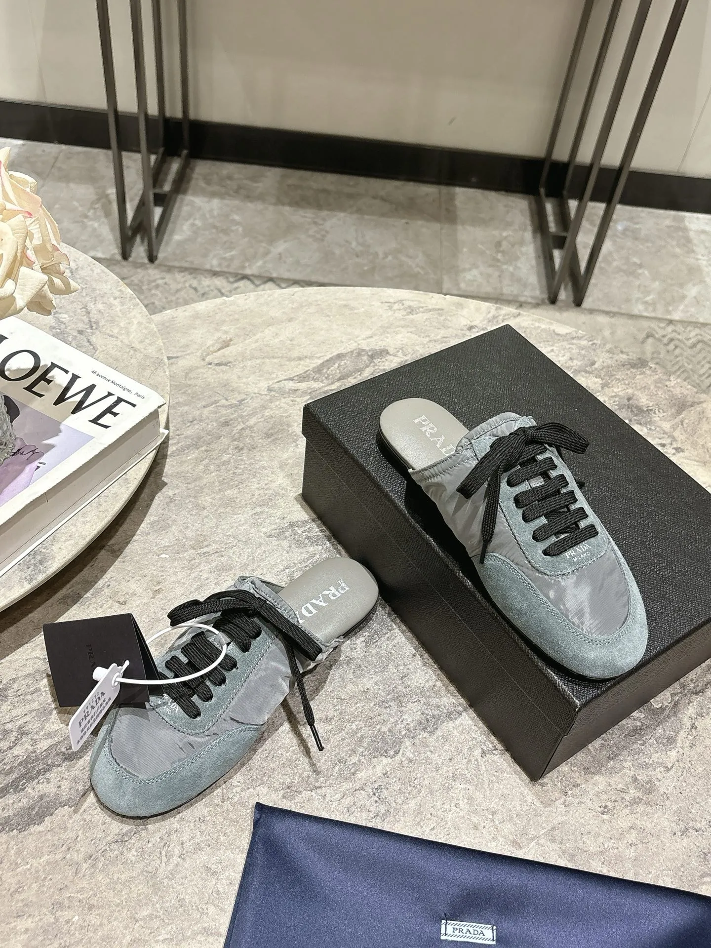 👟👟Ex-factory price 502👟👟 Prada Prada spring and summer show thin-soled moral training shoes for women. The 25ss show style item with the highest export rate. The suede upper has a texture, and the inner sheepskin is wrapped. It is soft and waxy. The insole is thickened with lambskin. It is extremely comfortable to step on, has a sense of support, and feels well wrapped. The shoe shape is full of wrapping, light, easy to wear and practical, a casual shoe, original molded rubber outsole Size: 35-39 (40 41 customized, non-refundable)